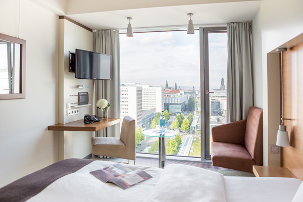 Deluxe Einzelzimmer im Pullman Hotel Dresden Newa mit Blick auf die Stadt