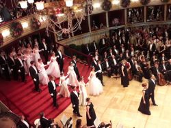 Sicht auf die Eröffnungszeremonie des Wiener Opernballs von Tischplätzen der Bühnenloge im 2. Rang