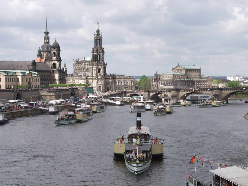 Saisonstart der Raddampfer auf der Elbe in Dresden ist jedes Jahr am ersten Mai