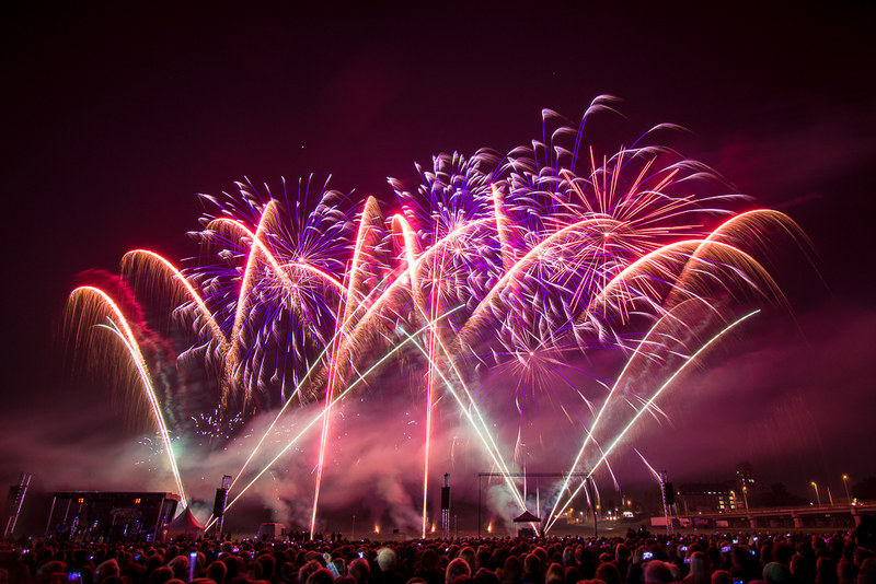 Feuerwerk-Show bei den Pyrogames in der Flutrinne im Ostragehege Dresden
